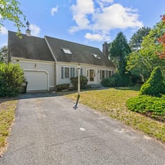 Mashpee Gem with a Private Yard, Volleyball, BBQ and a Fire pit!