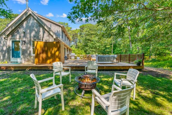 Vineyard Haven Family Beach, Fire Pit & Garden View - Image 1