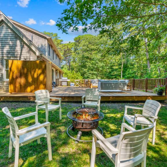 Vineyard Haven Family Beach, Fire Pit & Garden View - Image 1
