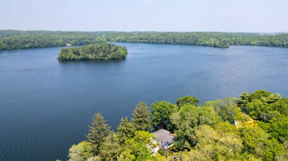 Family Lakefront House with Fire Pit in Plymouth - Image 2