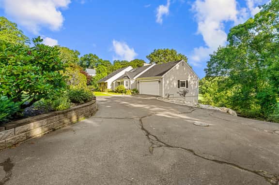Cape Cod Family Retreat 5BR, Hot Tub, Sleeps 14 - Image 2