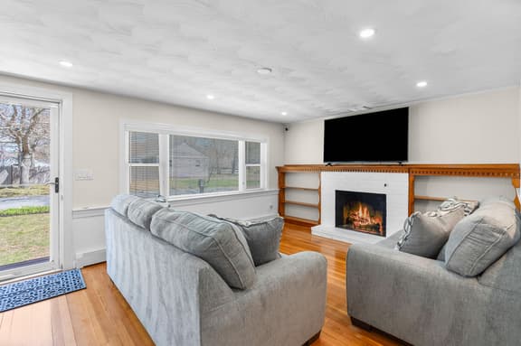 Hyannis MA Family 3BR Firepit Beach nearby - Image 1