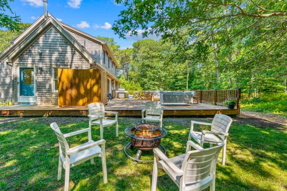 Vineyard Haven Family Beach, Fire Pit & Garden View - Image 1