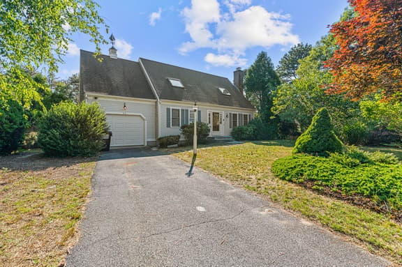 Mashpee Gem with a Private Yard, Volleyball, BBQ and a Fire pit! - Image 1