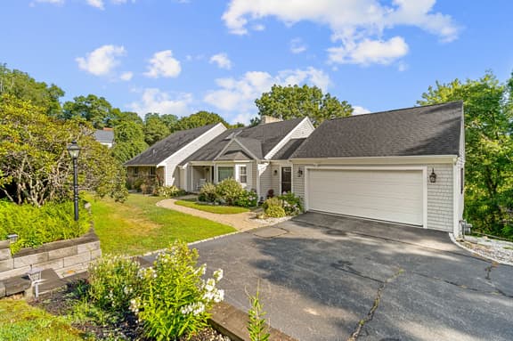 Cape Cod Family Retreat 5BR, Hot Tub, Sleeps 14 - Image 1